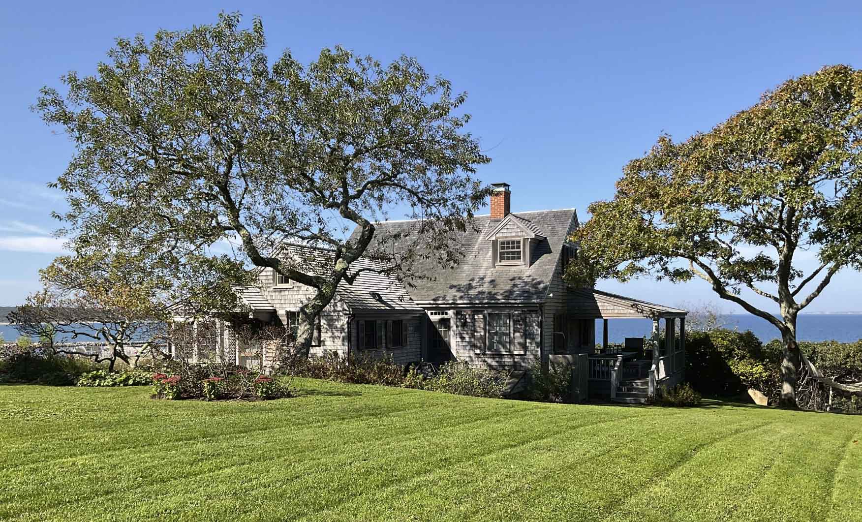 cottage-joseph-w-dick-island-ma-massachusetts-front-garden-lawn