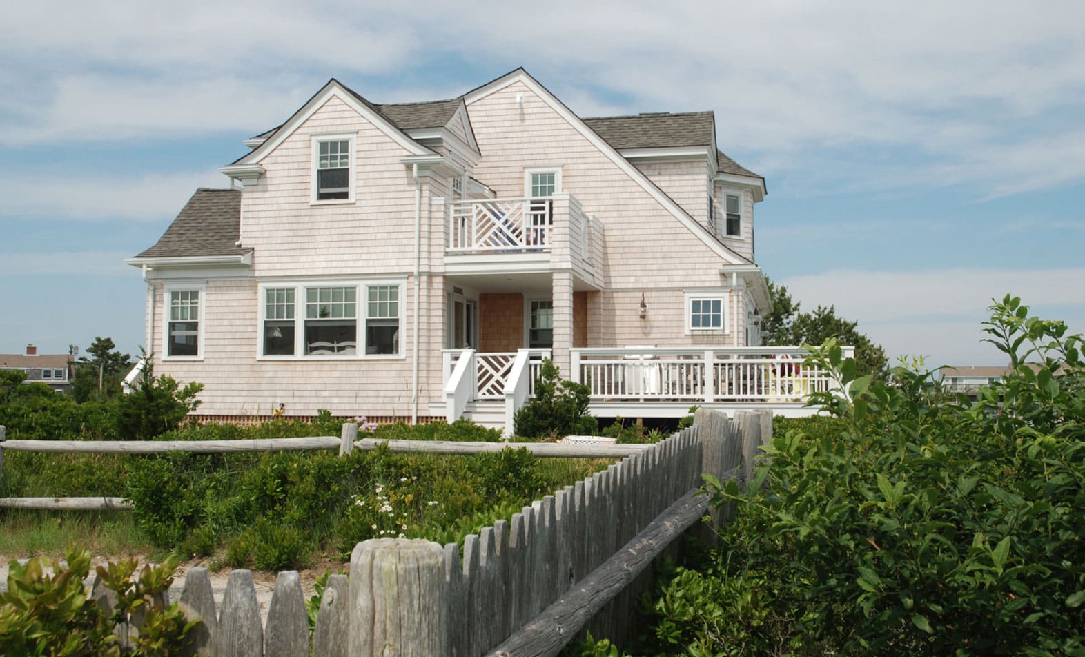 outermost-harbor-house-joseph-w-dick-renovation-seaside-sideview-deck